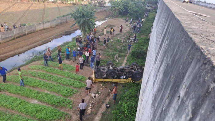 Truk Jatuh dari Jalan Layang Tol Cibitung, Terhempas dari Ketinggian 6 Meter